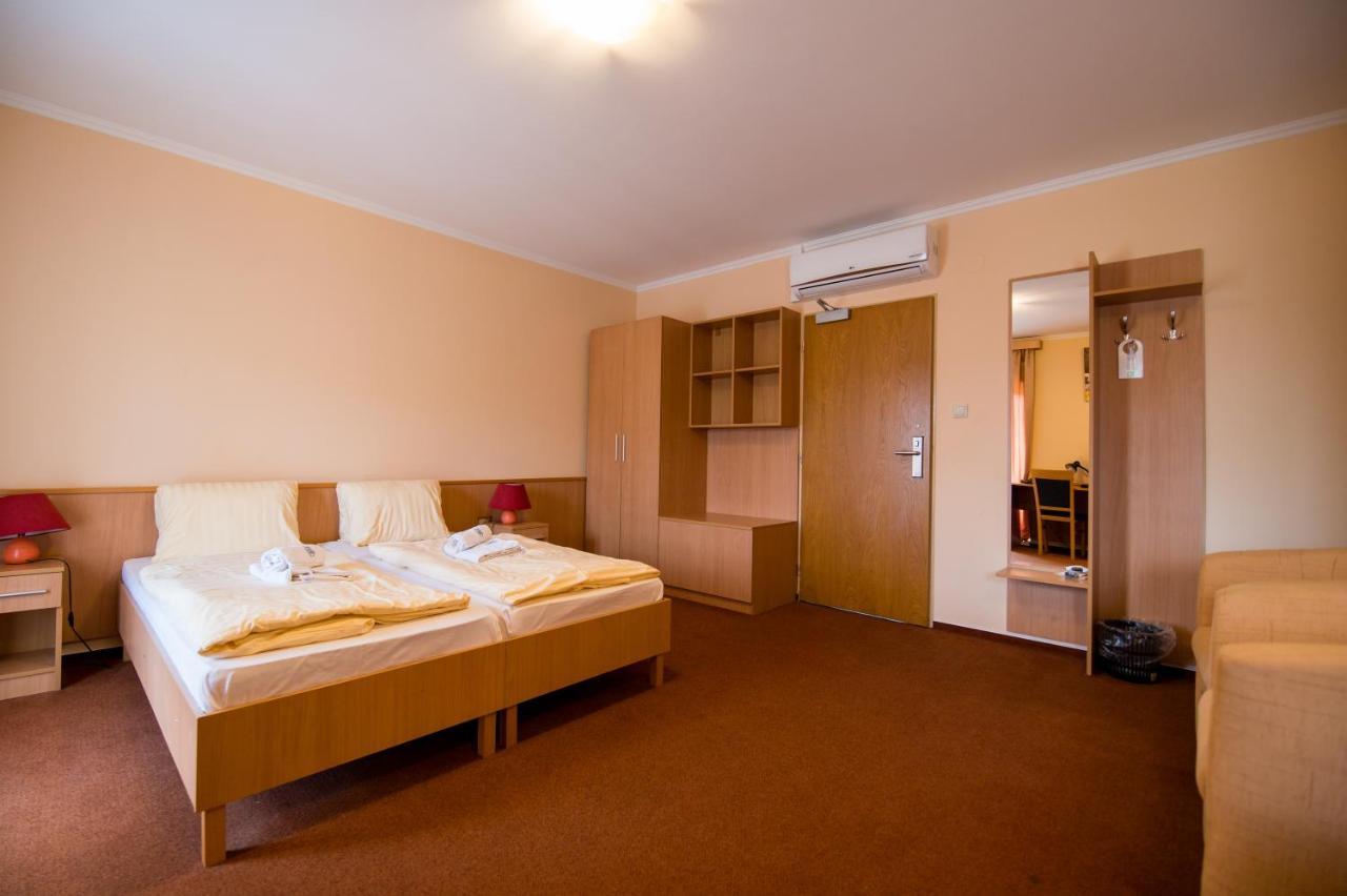 Hotel Clavis Lučenec Exterior foto